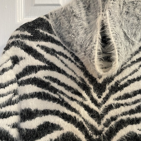 International Concepts Eyelash White Black Tiger Zebra LS Sweater Tunic SZ L - Picture 3 of 9